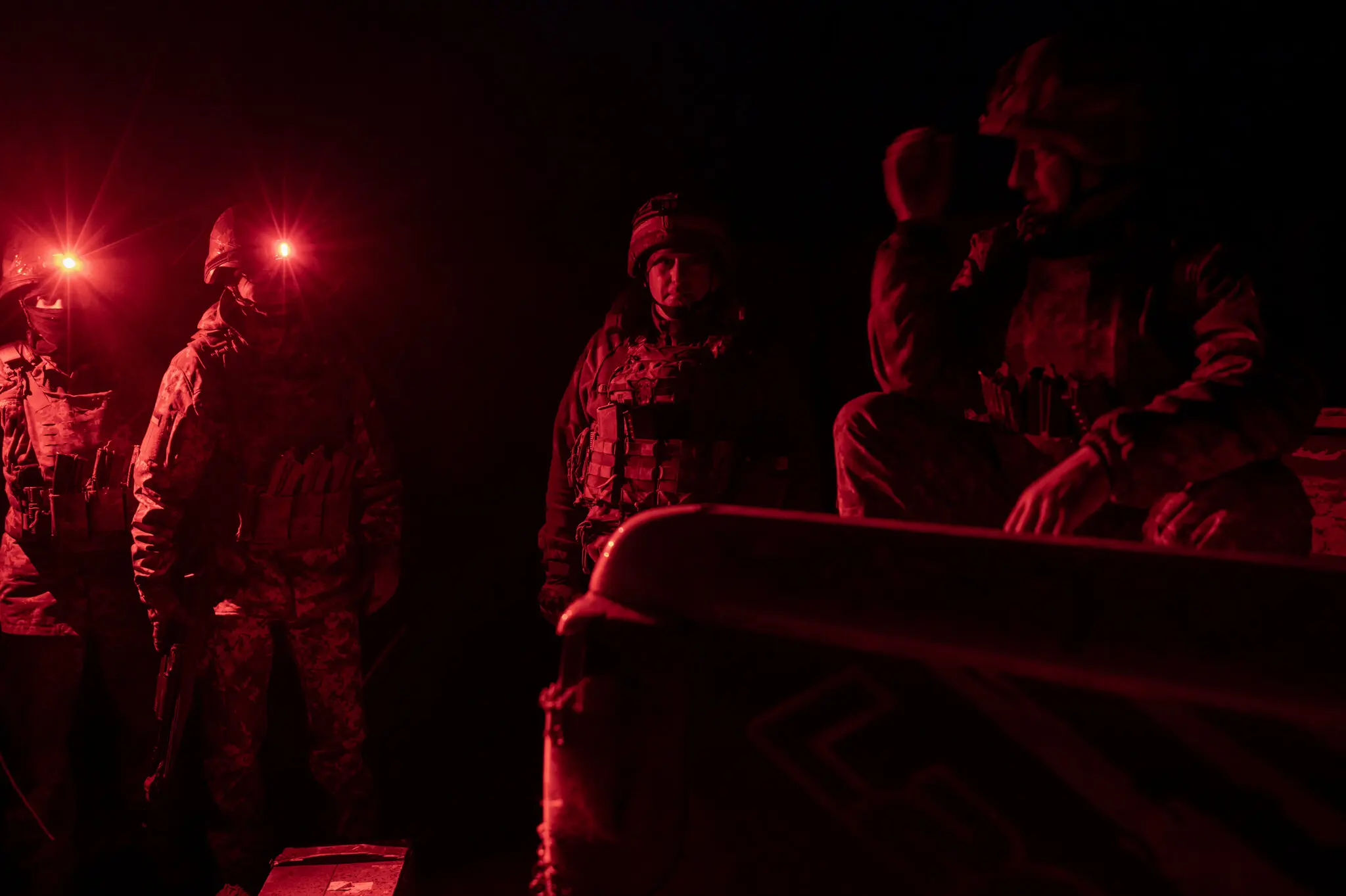 Група безпілотників готується розгортатися на свою позицію на ніч. Українські війська залишаються переважаючими за чисельністю та озброєнням, але цього року вони значною мірою зупинили просування Росії.